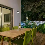 Sheinkin Street\'S Secret Garden Apartment